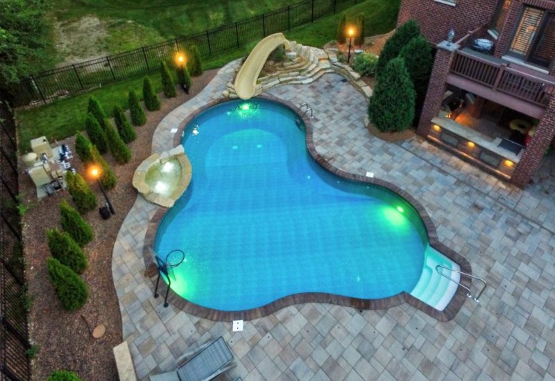 Vinyl pool with bubbler wading area in Orlando park, IL